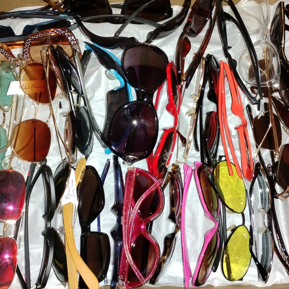 Mystery Box of Stylish Sunglasses and Glasses. Unsorted. 5lb Box. 75-100 Per Box - Picture 7 of 14